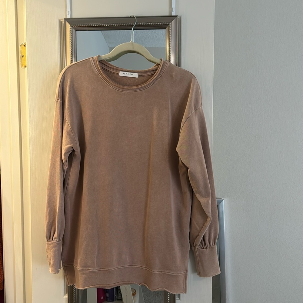 Mauve-ish pink neutral color. It’s pinker in person. Crewneck worn once.